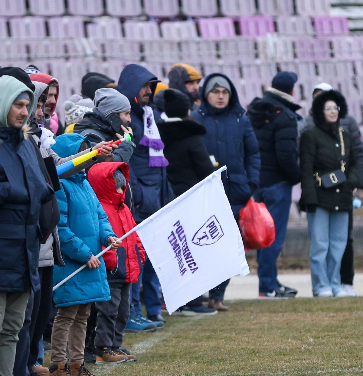Imagini impresionante în fotbalul românesc! Stadionul istoric „s-a aprins” pentru ultima oară înaintea demolării: „Ne-ai fost casă, cetate”
