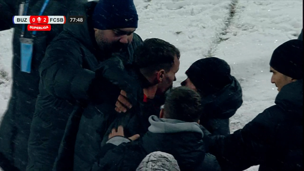 Lacrimi pe zăpadă! Consolat cu greu pe margine, după ce a fost schimbat la FCSB