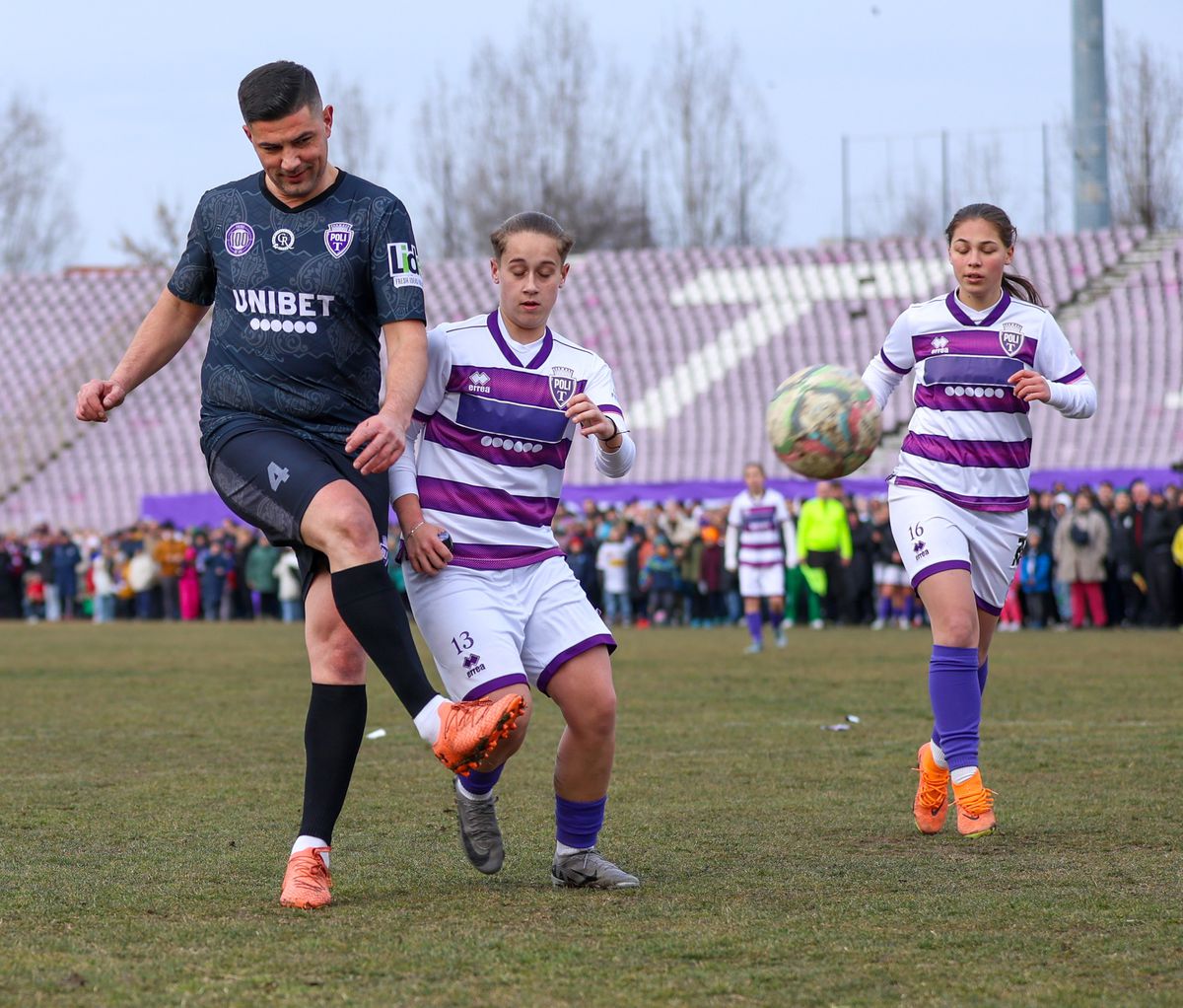 Imagini impresionante în fotbalul românesc! Stadionul istoric „s-a aprins” pentru ultima oară înaintea demolării: „Ne-ai fost casă, cetate”