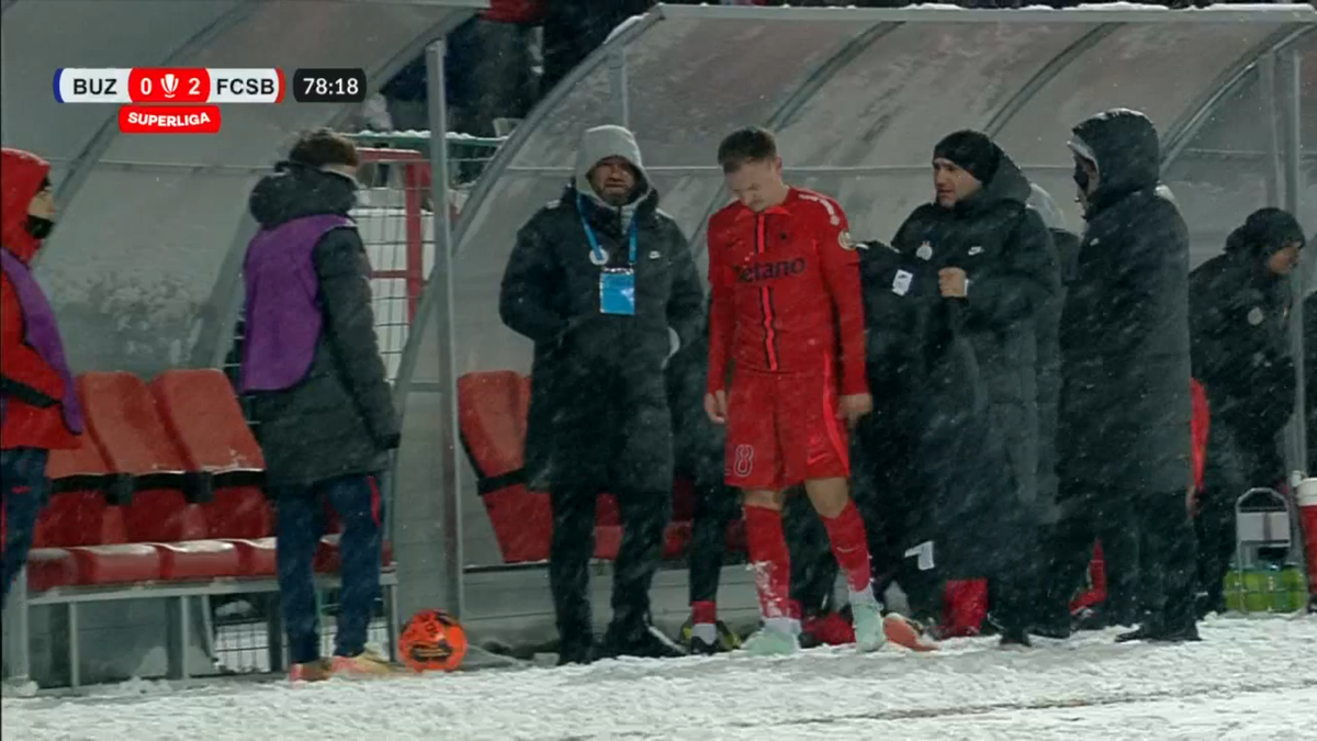 Lacrimi pe zăpadă! Consolat cu greu pe margine, după ce a fost schimbat la FCSB