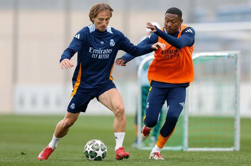 David Alaba (în dreapta), în duel cu Luka Modric la antrenamentul de astăzi // foto: Guliver/gettyimages
