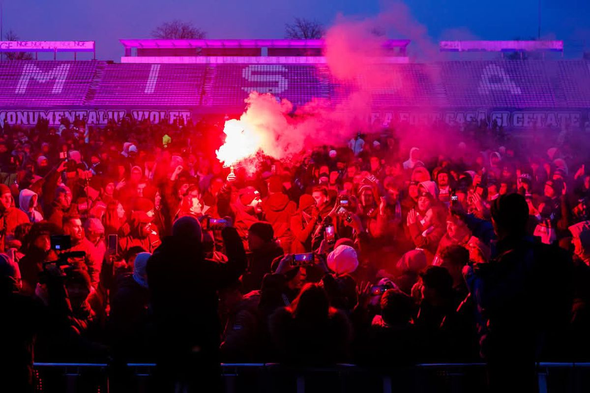 Imagini impresionante în fotbalul românesc! Stadionul istoric „s-a aprins” pentru ultima oară înaintea demolării: „Ne-ai fost casă, cetate”