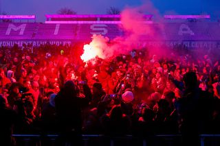 Imagini impresionante în fotbalul românesc! Stadionul istoric „s-a aprins” pentru ultima oară înaintea demolării: „Ne-ai fost casă, cetate”