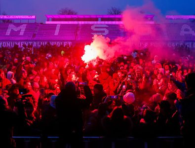 Imagini impresionante în fotbalul românesc! Stadionul istoric „s-a aprins” ...