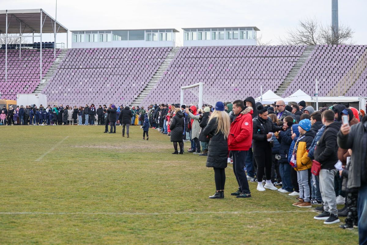 Imagini impresionante în fotbalul românesc! Stadionul istoric „s-a aprins” pentru ultima oară înaintea demolării: „Ne-ai fost casă, cetate”