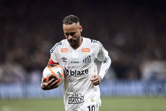 Neymar se pregătește să bată penalty-ul pe care tocmai l-a obținut / Foto: Imago