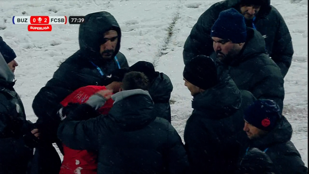 Lacrimi pe zăpadă! Consolat cu greu pe margine, după ce a fost schimbat la FCSB
