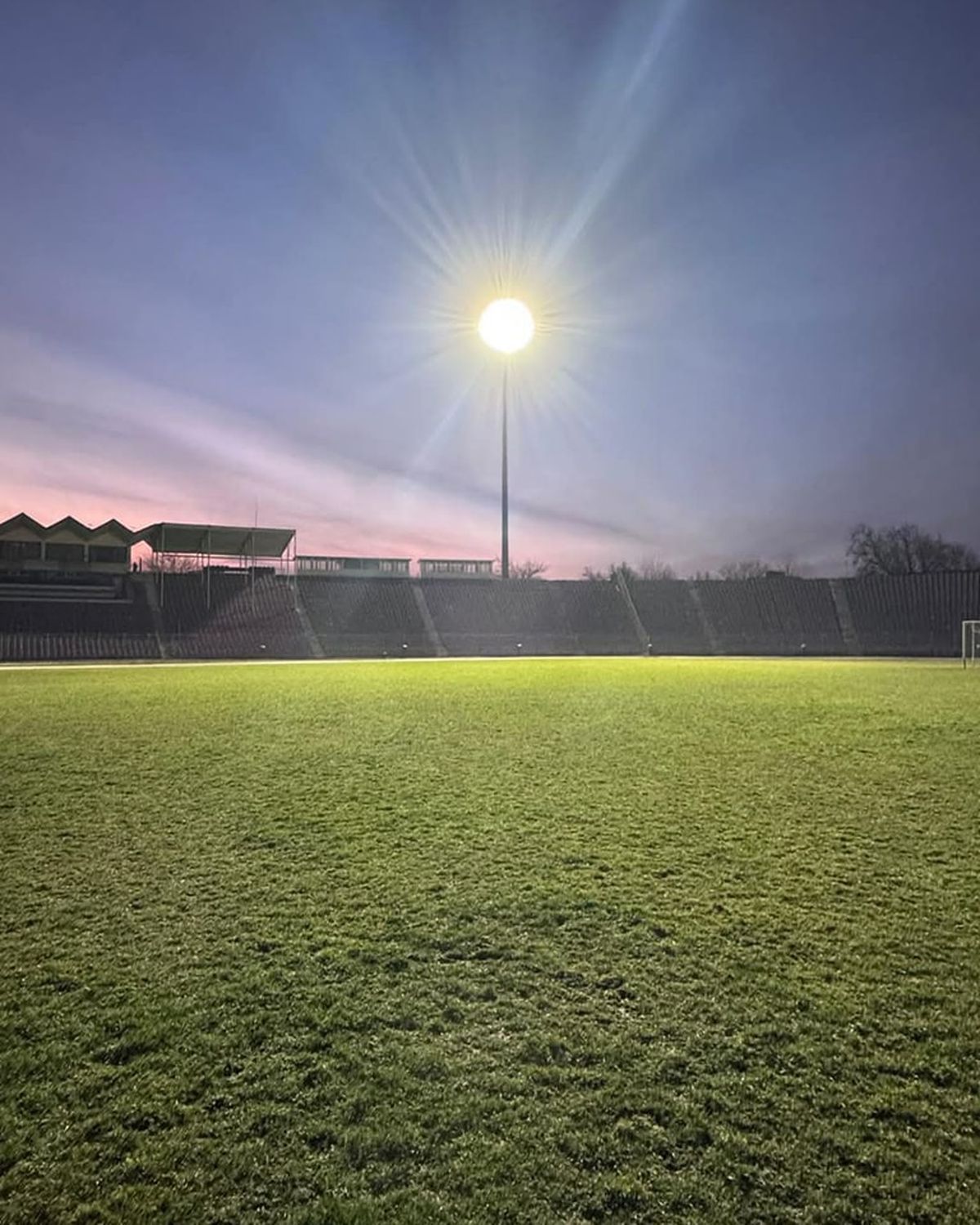 Imagini impresionante în fotbalul românesc! Stadionul istoric „s-a aprins” pentru ultima oară înaintea demolării: „Ne-ai fost casă, cetate”