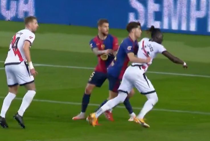 Cubarsi îl doboară pe Ciss, dar de această dată nu se acordă penalty