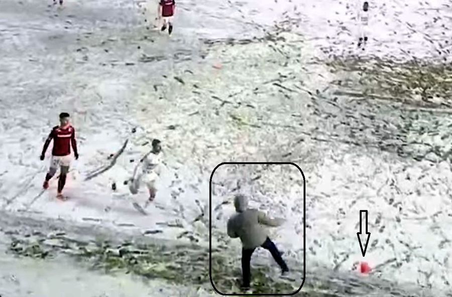 Stopul încercat de Șumudică în apropierea tușei i-a adus cartonașul galben Incredibil: Șumudică a încasat un „galben” absurd, în secunda 30! Va fi suspendat cu Farul