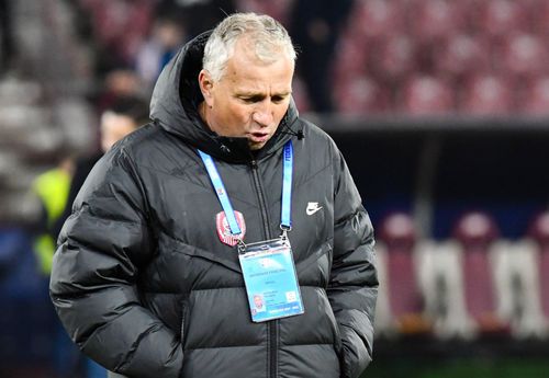 Dan Petrescu, antrenorul celor de la CFR Cluj, trece prin momente grele. foto: Imago