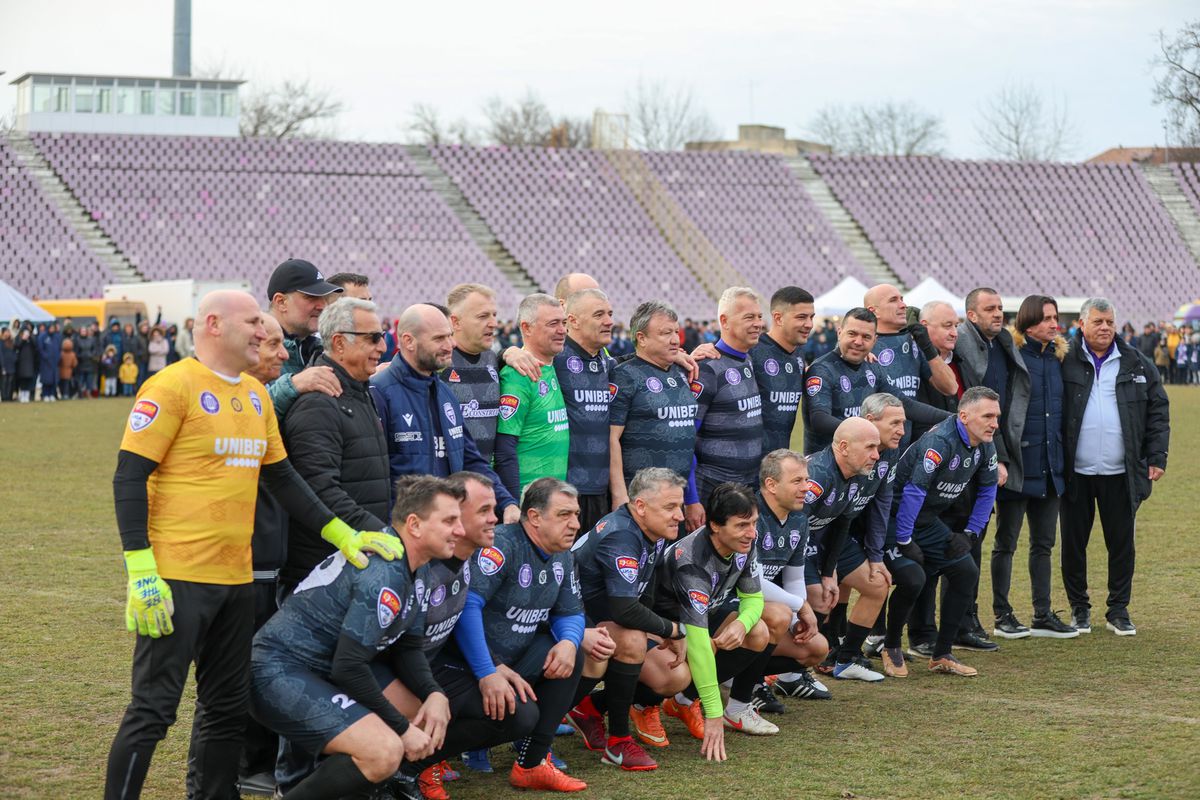 Imagini impresionante în fotbalul românesc! Stadionul istoric „s-a aprins” pentru ultima oară înaintea demolării: „Ne-ai fost casă, cetate”