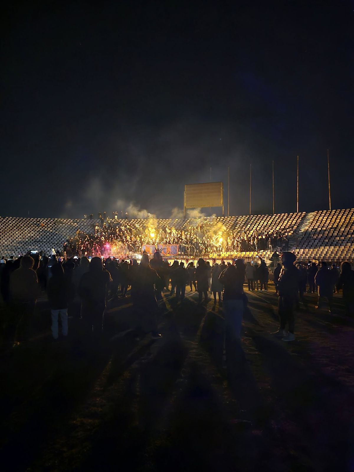 Imagini impresionante în fotbalul românesc! Stadionul istoric „s-a aprins” pentru ultima oară înaintea demolării: „Ne-ai fost casă, cetate”