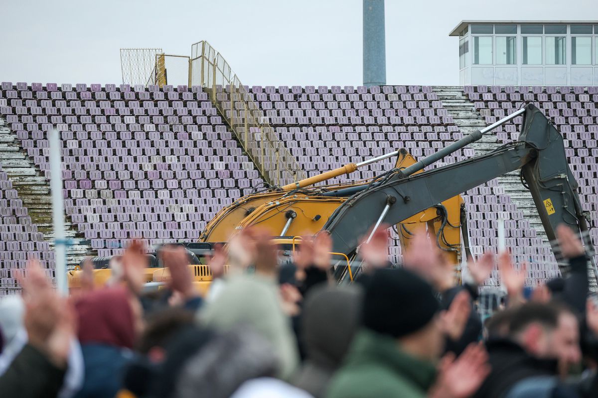Imagini impresionante în fotbalul românesc! Stadionul istoric „s-a aprins” pentru ultima oară înaintea demolării: „Ne-ai fost casă, cetate”