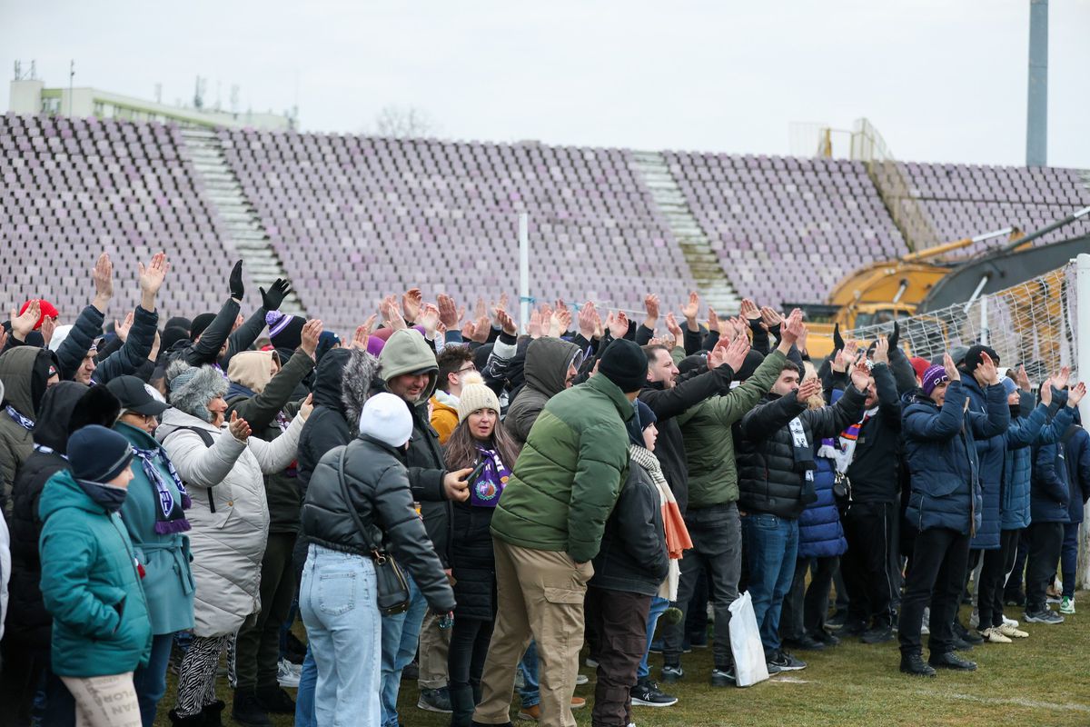 Imagini impresionante în fotbalul românesc! Stadionul istoric „s-a aprins” pentru ultima oară înaintea demolării: „Ne-ai fost casă, cetate”