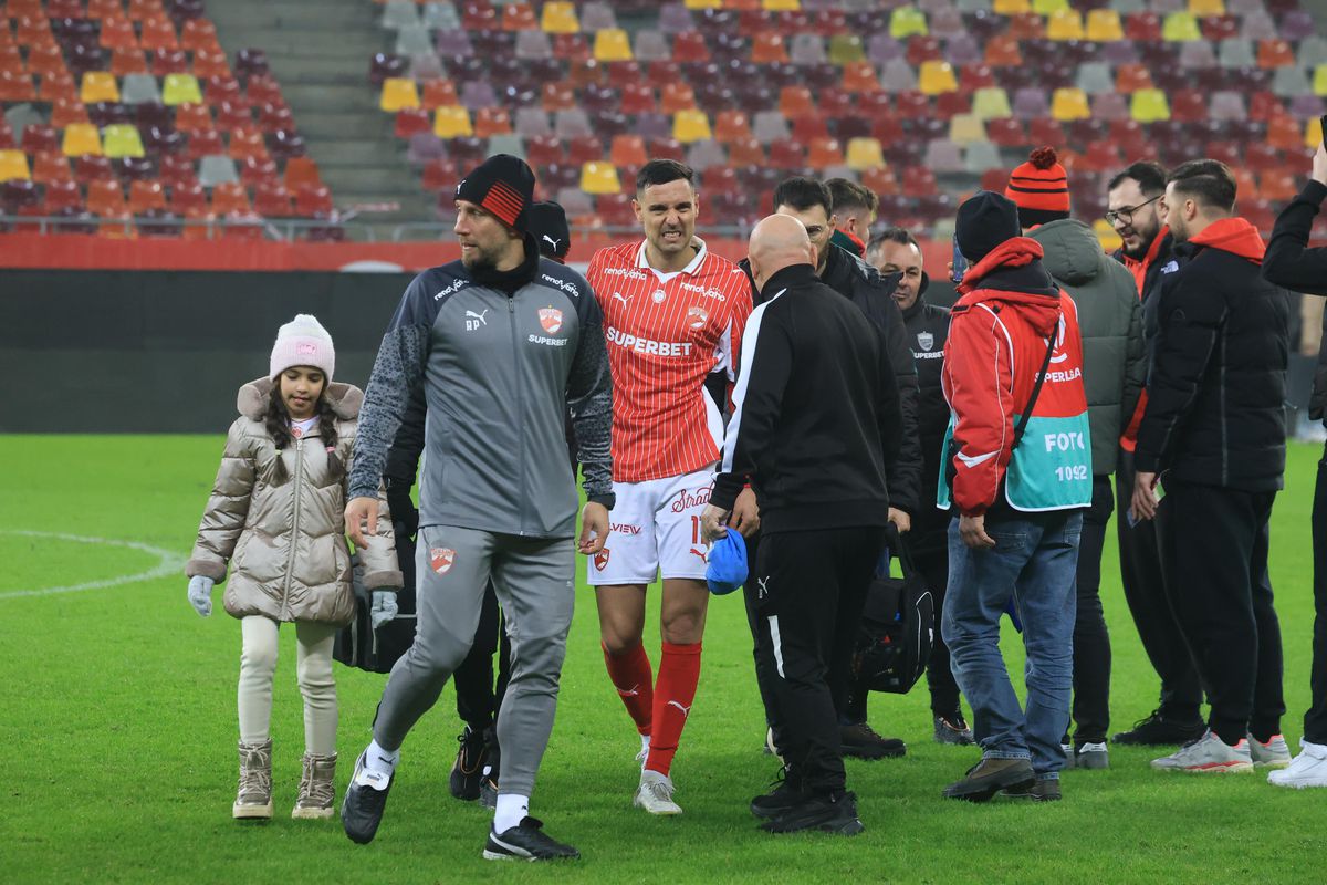Jucătorul lui Dinamo s-a întins pe gazon, după meci » Florentin Petre a intervenit: „Să vină medicul mai repede”