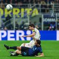 Hakan Calhanoglu (într-un duel cu Manuel Locatelli), în derby-ul de pe „Giuseppe Meazza” câștigat de Inter, 3-2 cu Juventus / Foto: Imago