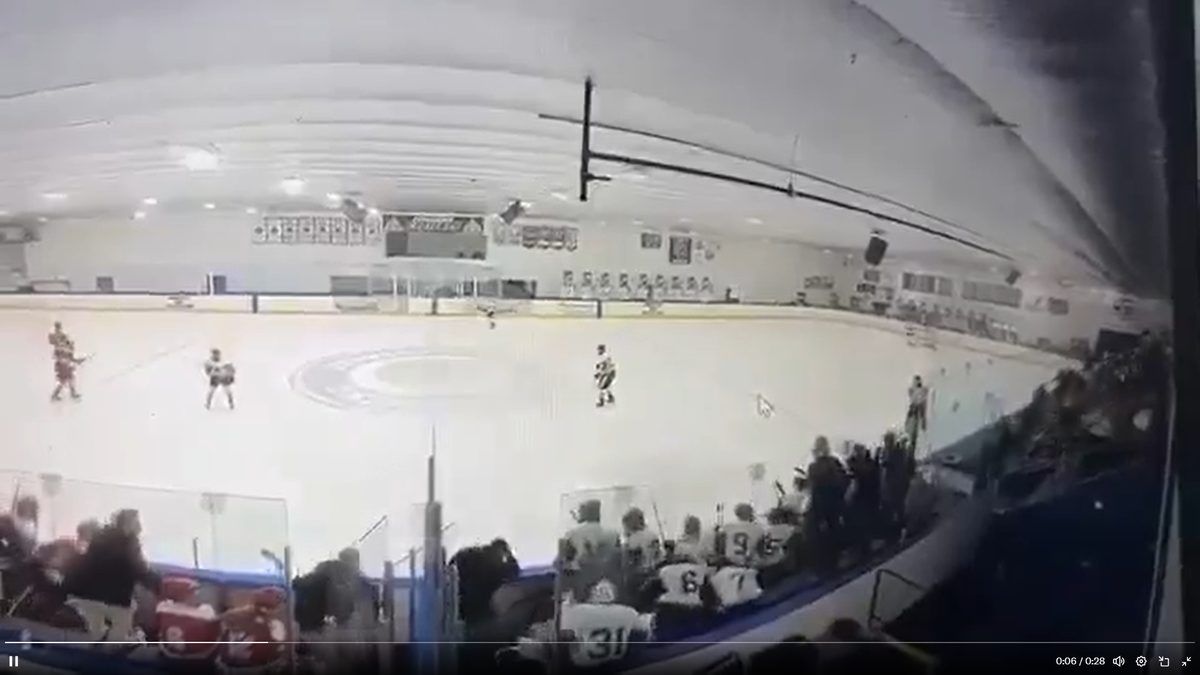 Atac armat în patinoar, la un meci de hochei din SUA