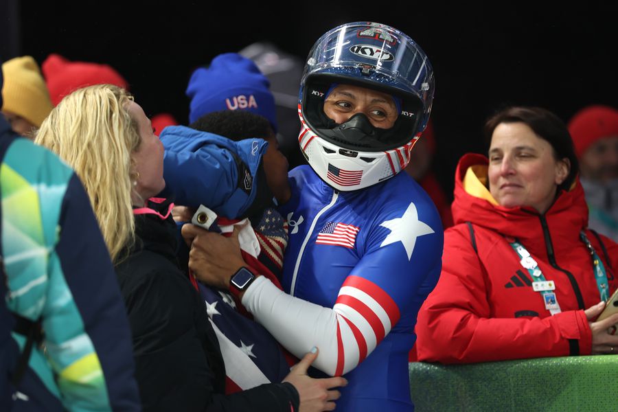 Elana Meyers Taylor cu unul dintre fii săi în brațe FOTO Guliver/GettyImages Două mame pe podiumul olimpic de la monobob: „Mulți oameni te consideră terminată imediat ce împlinești 40 de ani. Suntem dovada că acest lucru nu este adevărat”