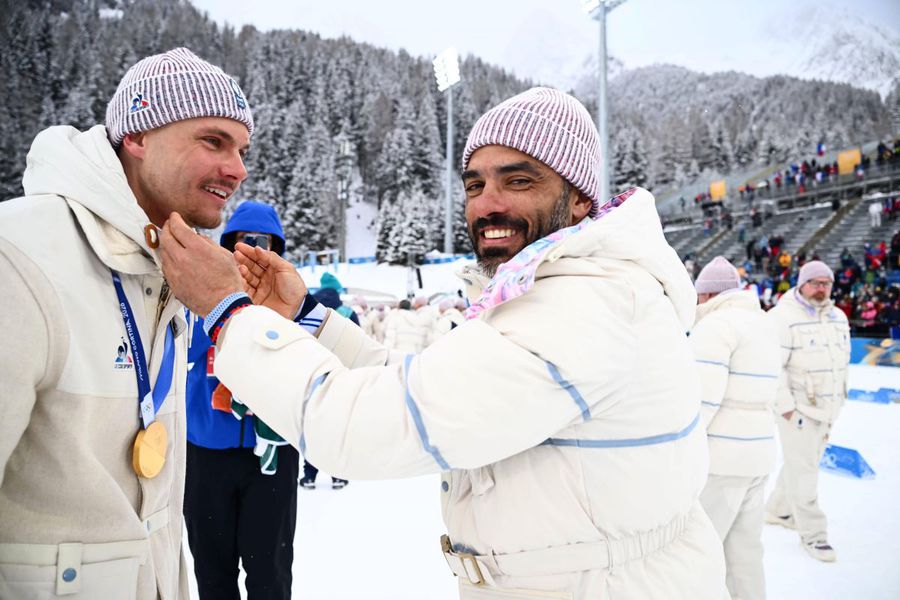 Simon Fourcade (dreapta) felicitându-l pe Emilien Jacquelin la JO 2026 Foto: Imago Images Cine e creierul din spatele succesului ștafetei franceze de biatlon la Milano Cortina: „Analizează, se adaptează, nu se teme să fie autocritic”