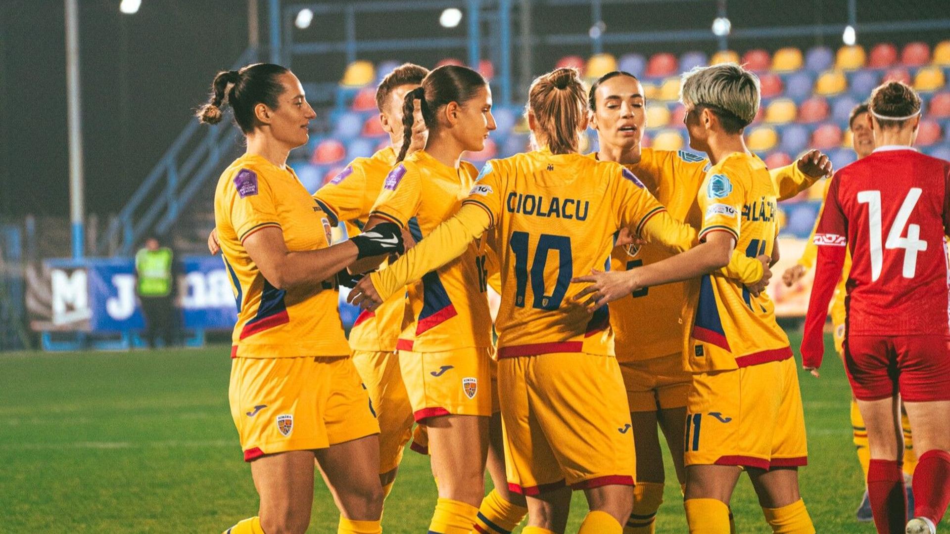 Jucătoare din naționala feminină fotbal a României pe teren, promovând bilete meci pentru preliminarii CM 2027 pe Stadionul Arcul de Triumf | sursa foto: Gazeta Sporturilor