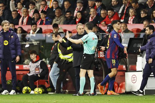 Hansi Flick îi cere explicații arbitrului Soto Grado / Foto: Imago