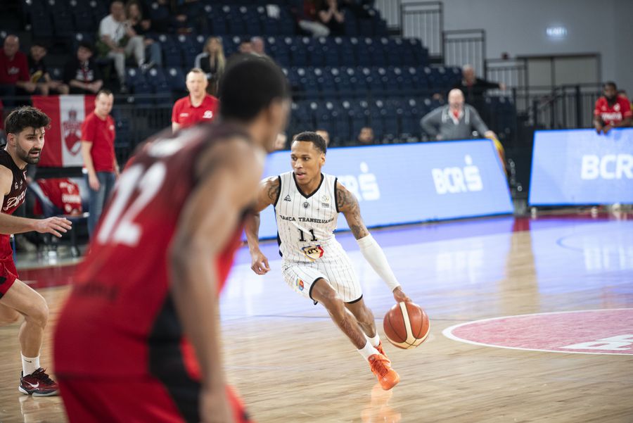 Daron Russell, unul din cei doi americani naturalizați ai lui U-BT Cluj-Napoca/Foto: CSM Oradea „Păreau mai buni la TV” » U-BT Cluj-Napoca, ironizată de Dinamo, după calificarea în finala Cupei. Replica ardelenilor nu a întârziat