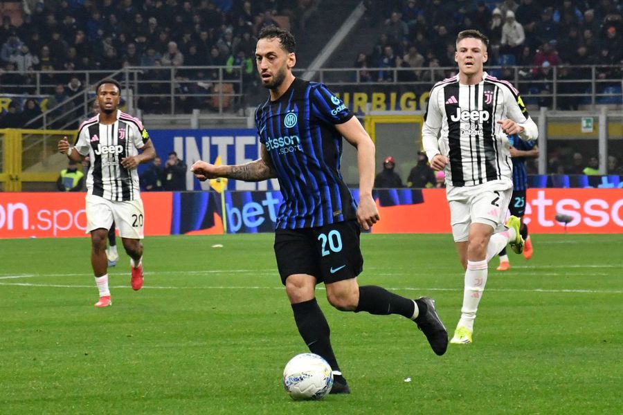 Hakan Calhanoglu, în derby-ul câștigat de Inter, 3-2 cu Juventus / Foto: Imago S-a reaccidentat titularul lui Chivu. Doi jucători, out! » Decizia antrenorului pentru play-off-ul cu Bodo/Glimt