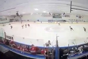 Atac armat în patinoar » Momente terifiante la un meci de hochei din SUA: 3 persoane au decedat