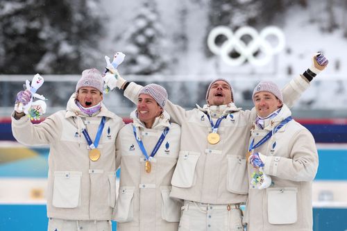 Ștafeta masculină de biatlon a Franței, Fabien Claude, Emilien Jacquelin, Quentin Fillon-Maillet și Eric Perrot, campioană olimpică la 4x7,5 km la Milano Cortina Foto: Guliver/GettyImages