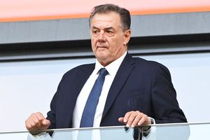 Schimbați-l pe Vassaras!