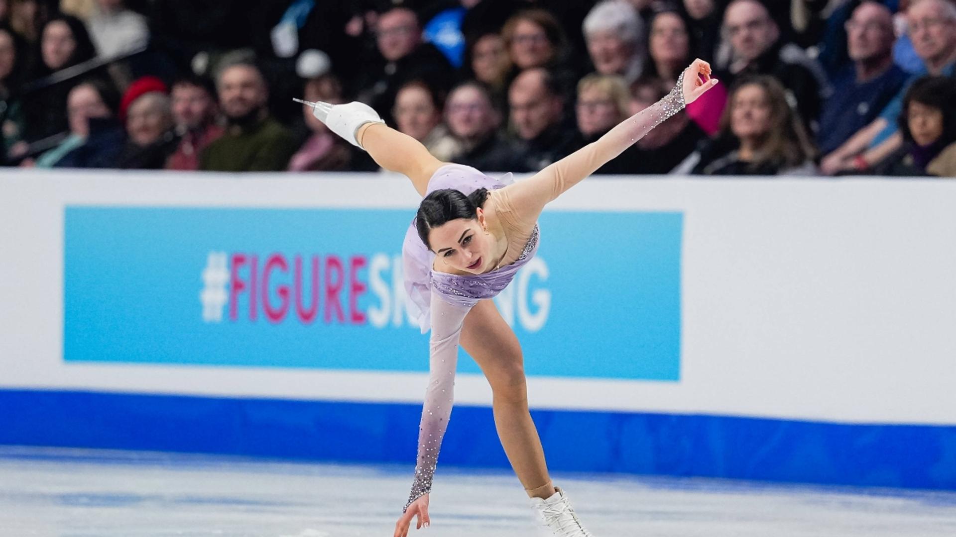 Julia Sauter în costum de patinaj artistic România executând un salt în timpul antrenamentului la Jocurile Olimpice Iarnă. | sursa foto: Gazeta Sporturilor