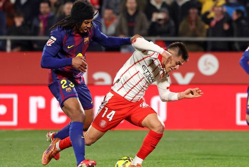 Duel între Echeverri și Jules Koundé, în Girona - Barcelona 2-1 / Foto: Imago Images