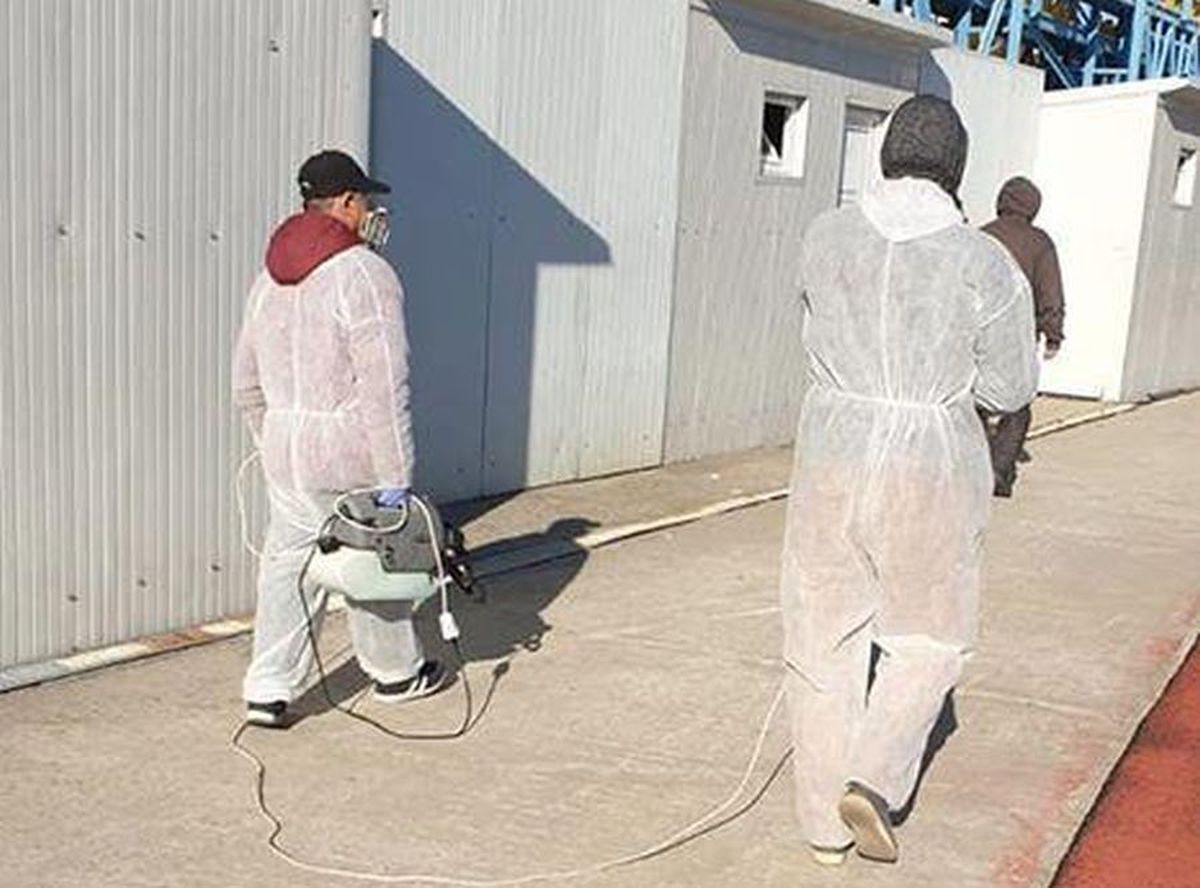 CORONAVIRUS. Dezinfecție la stadionul lui FC Voluntari: „Mai bine prevenim decât să tratăm”