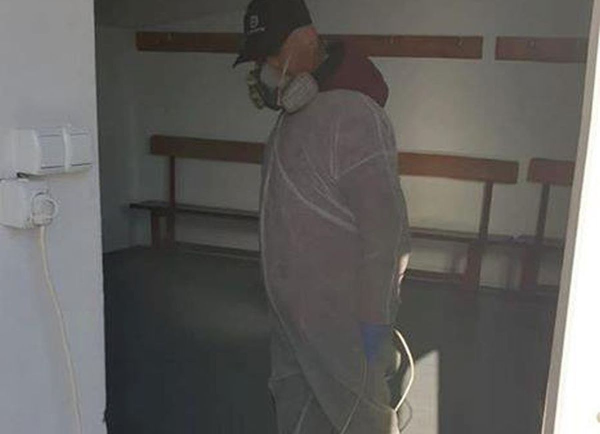 CORONAVIRUS / Dezinfecție la un stadionul lui FC Voluntari: „Mai bine prevenim decât să tratăm”