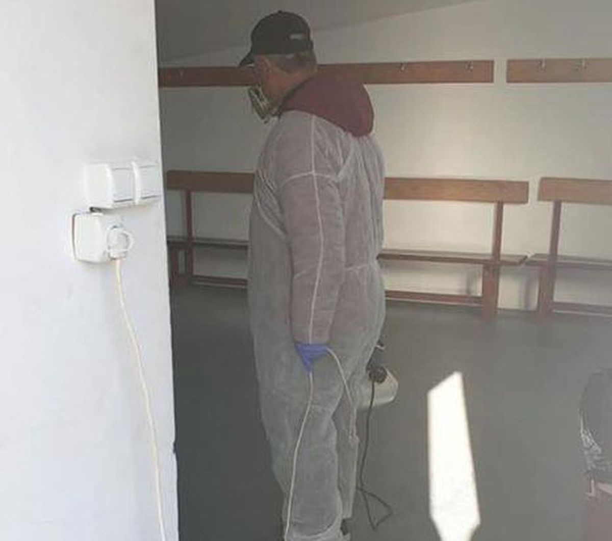 CORONAVIRUS. Dezinfecție la stadionul lui FC Voluntari: „Mai bine prevenim decât să tratăm”