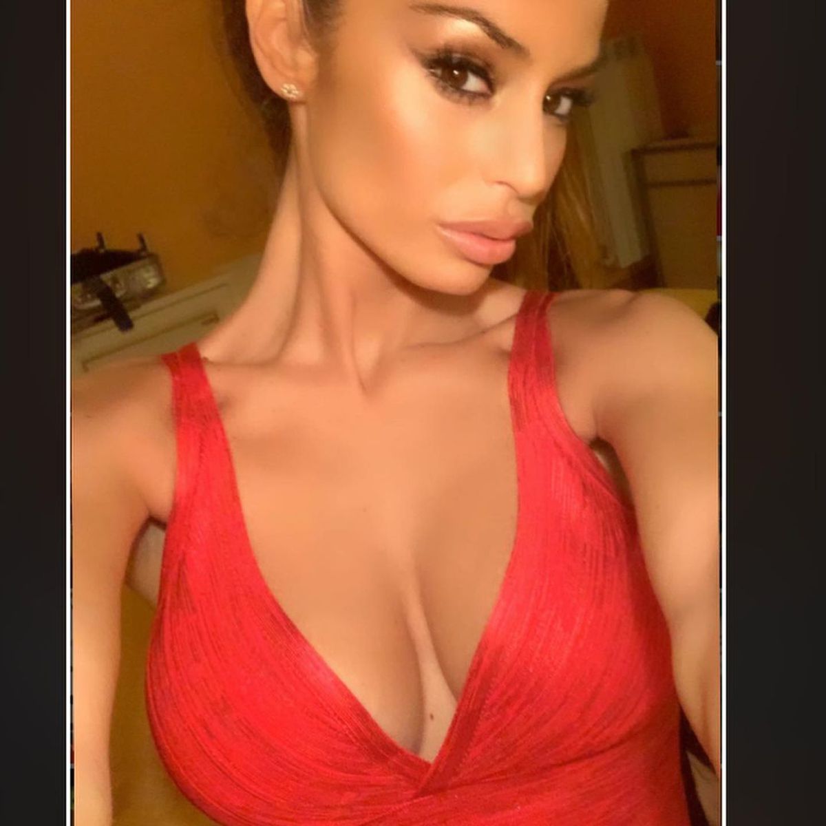 FOTO „Nebunia e relativă” » Femeia care i-a înnebunit pe Balotelli și Cristiano Ronaldo și-a provocat fanii