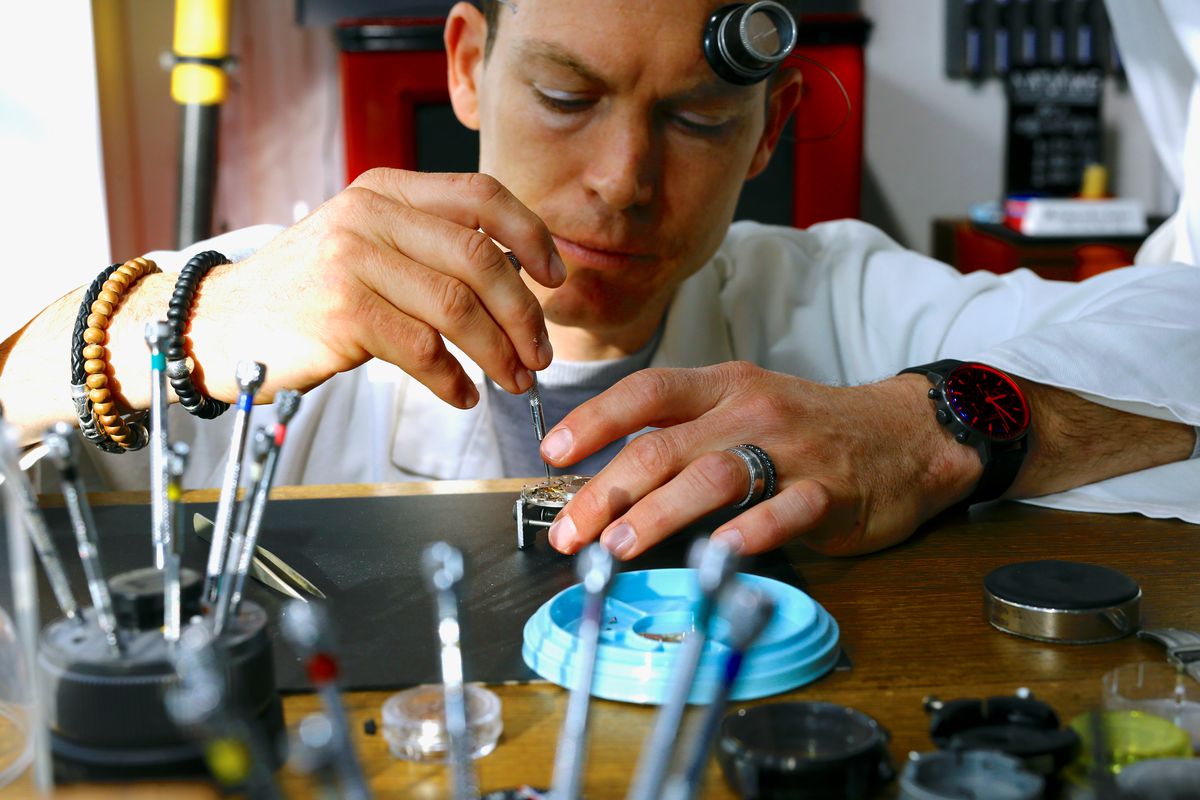 FOTO Fostul jucător de la Juventus sau Arsenal lucrează acum la o fabrică de ceasuri