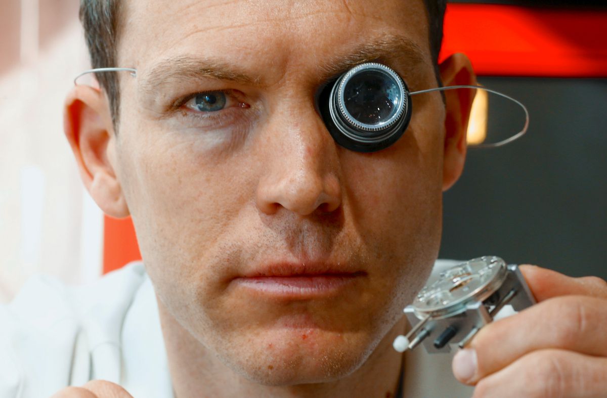 FOTO Fostul jucător de la Juventus sau Arsenal lucrează acum la o fabrică de ceasuri