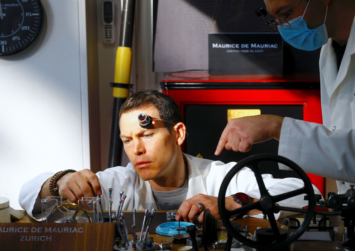 FOTO Fostul jucător de la Juventus sau Arsenal lucrează acum la o fabrică de ceasuri