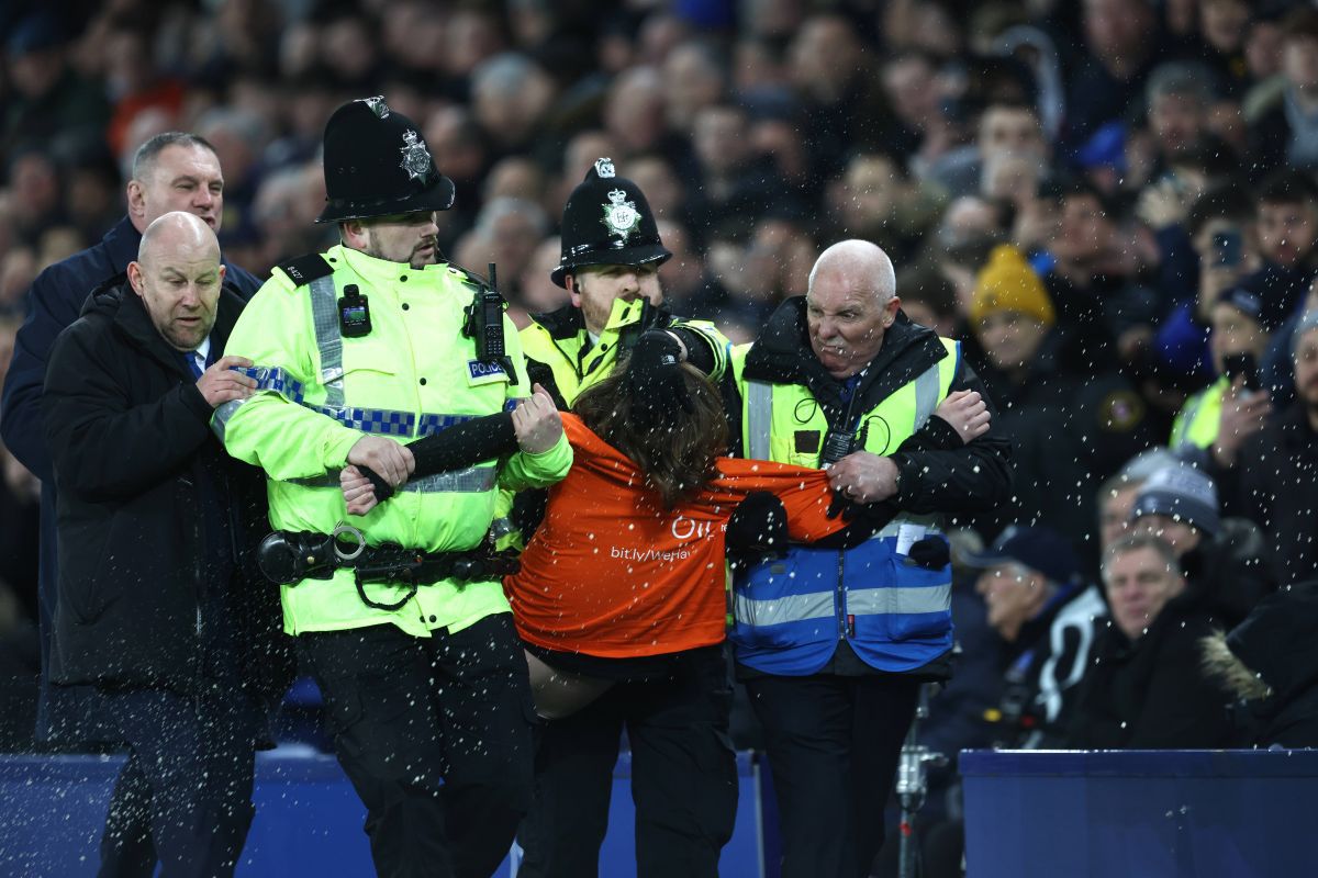 Scene incredibile în Premier League, la Everton - Newcastle! Un fan s-a legat de stâlpul porții chiar în timpul meciului: motivul protestului