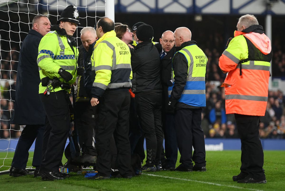 Scene incredibile în Premier League, la Everton - Newcastle! Un fan s-a legat de stâlpul porții chiar în timpul meciului: motivul protestului