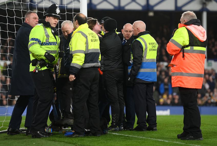 Meciul dintre Everton și Newcastle a fost întrerupt minute bune în debutul reprizei secunde, la scorul de 0-0, după ce un fan al gazdelor s-a legat de bara porții lui Begovic.