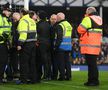 Meciul dintre Everton și Newcastle a fost întrerupt minute bune în debutul reprizei secunde, la scorul de 0-0, după ce un fan al gazdelor s-a legat de bara porții lui Begovic.