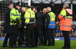 Scene incredibile în Premier League, la Everton - Newcastle! Un fan s-a legat de stâlpul porții chiar în timpul meciului: motivul protestului