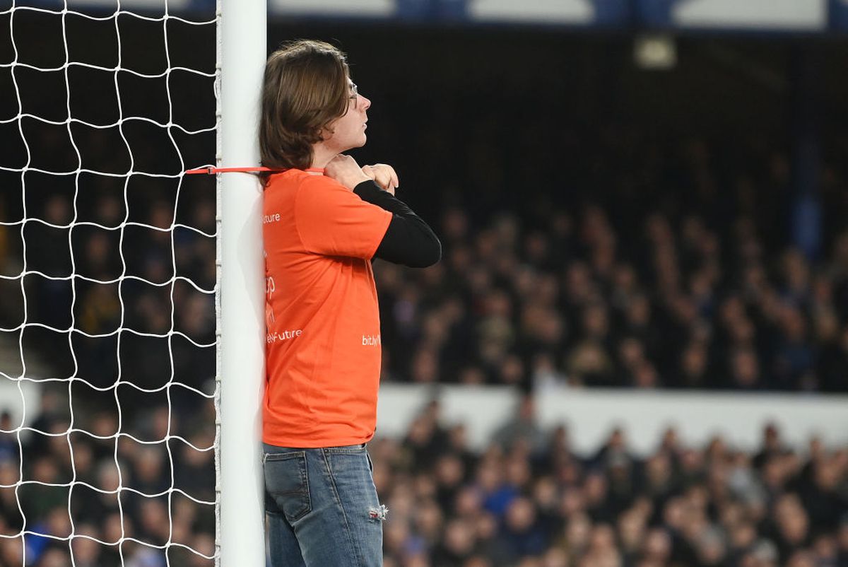 Scene incredibile în Premier League, la Everton - Newcastle! Un fan s-a legat de stâlpul porții chiar în timpul meciului: motivul protestului