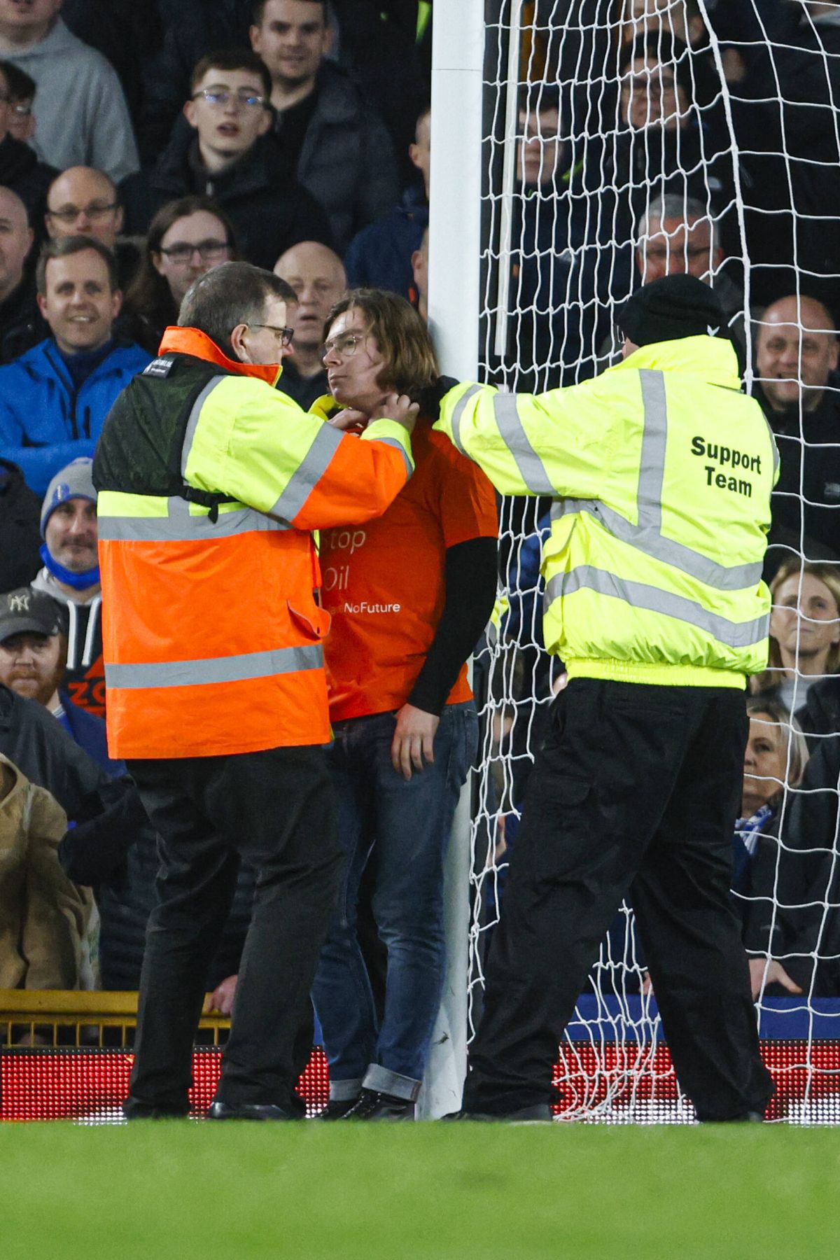 Scene incredibile în Premier League, la Everton - Newcastle! Un fan s-a legat de stâlpul porții chiar în timpul meciului: motivul protestului