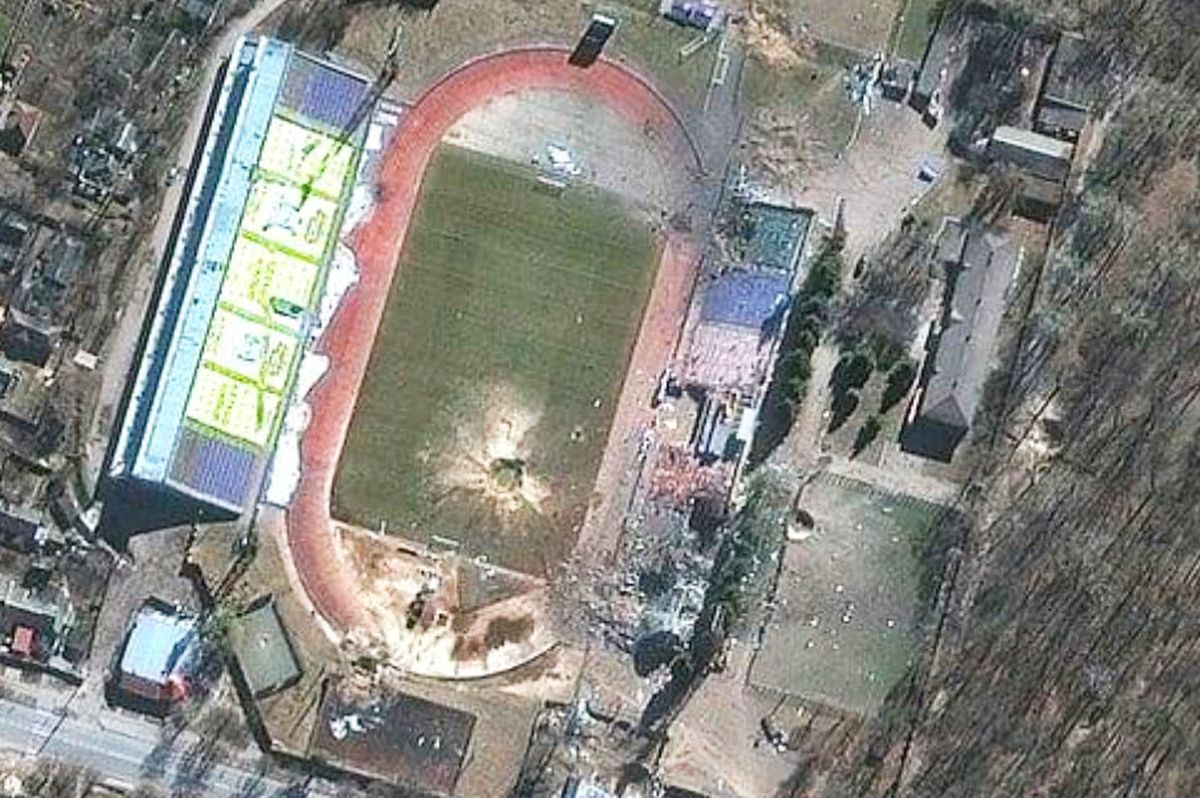 Cum arată din satelit stadionul din Ucraina bombardat de proiectilele rusești