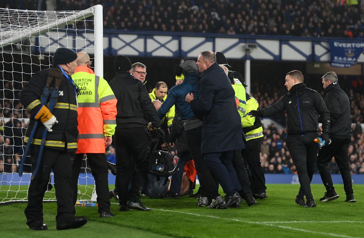 Scene incredibile în Premier League, la Everton - Newcastle! Un fan s-a legat de stâlpul porții chiar în timpul meciului: motivul protestului