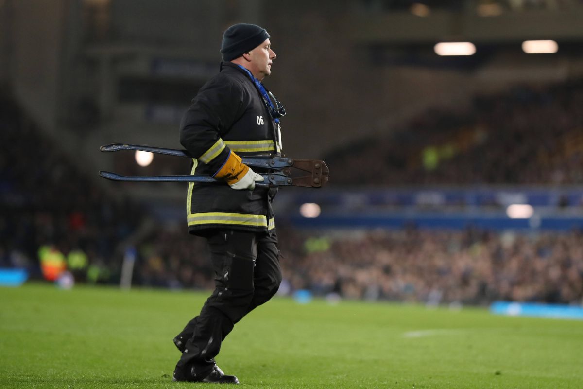 Scene incredibile în Premier League, la Everton - Newcastle! Un fan s-a legat de stâlpul porții chiar în timpul meciului: motivul protestului